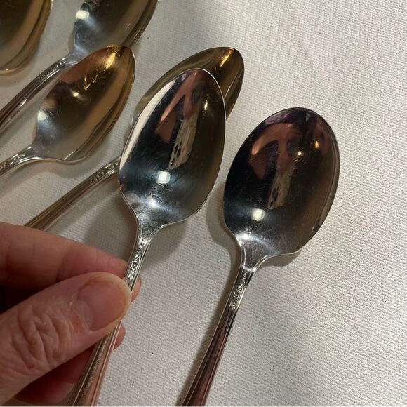 12 spoons Oneida Tudor Plate QUEEN BESS II Vintage 1946 Silver Plate - Picture 11 of 15